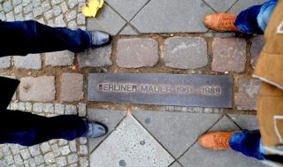 Markering in Berlijn op de plek van de Berlijnse Muur (CC0 - Pixabay - Sarah_Loetscher)
