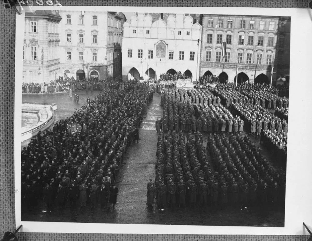 Politie en Arbeidersmilitie paraderen te Praag, 1948 (Nationaal Archief, fotocollectie Anefo, archief 2.24.01.09, inv.nr. 934-6752.)