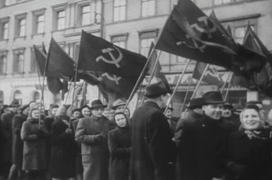 Pro-communistische betoging in Praag, kort voor de coupe (Publiek Domein - wiki)