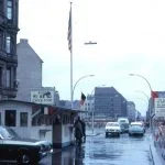 Checkpoint Charlie in 1963, gezien vanaf de Amerikaanse sector (CC BY-SA 2.0 - Roger Wollstadt - wiki)