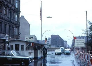 Checkpoint Charlie in 1963, gezien vanaf de Amerikaanse sector (CC BY-SA 2.0 - Roger Wollstadt - wiki)