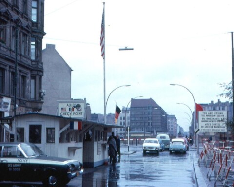 Checkpoint Charlie in 1963, gezien vanaf de Amerikaanse sector (CC BY-SA 2.0 - Roger Wollstadt - wiki)