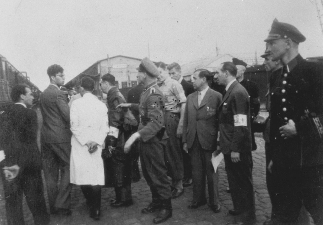 Deportatie van Joden in de zomer van 1943. Panamakade, Oostelijk Havengebied, in Amsterdam (Publiek Domein - wiki)