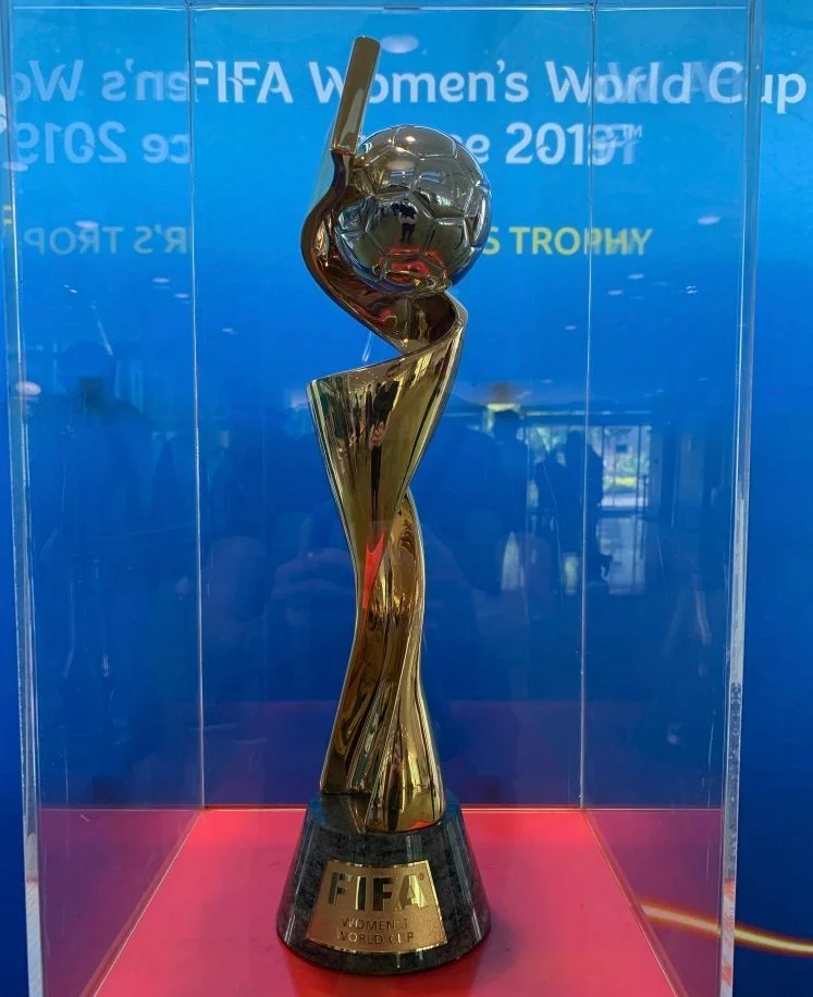 De trofee van het WK Voetbal voor vrouwen (CC BY-SA 4.0 - Chabe01 - wiki)