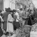 Anjerdag op 29 juni 1940, bij paleis Noordeinde, Den Haag. Als daad van verzet leggen burgers bloemen bij het standbeeld van Willem de Zwijger (Publiek Domein - Haags Gemeentearchief - wiki )
