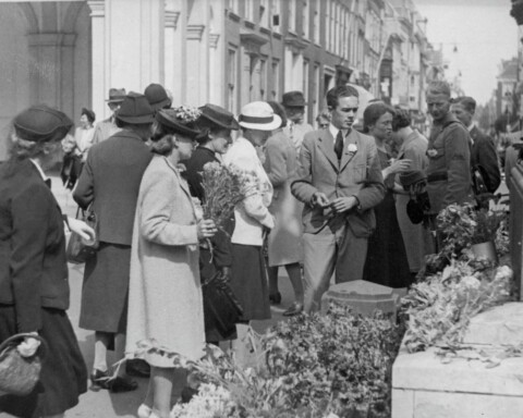 Anjerdag op 29 juni 1940, bij paleis Noordeinde, Den Haag. Als daad van verzet leggen burgers bloemen bij het standbeeld van Willem de Zwijger (Publiek Domein - Haags Gemeentearchief - wiki )