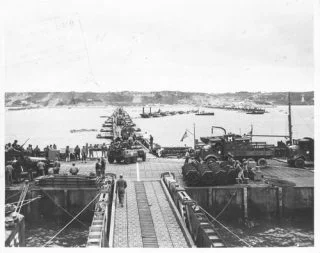 Amerikaanse soldaten op de stranden van Arromunches en Vierville (Frankrijk) in 1944 [Bron: Oorlogsbronnen.nl, collectie NIOD]