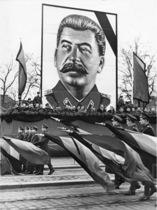 Parade van de Volkspolizei in Dresden (DDR) bij de dood van Stalin. Bron: Bundesarchiv, Bild 183-18684-0002 / Höhne, Erich; Pohl, Erich / CC-BY-SA 3.0