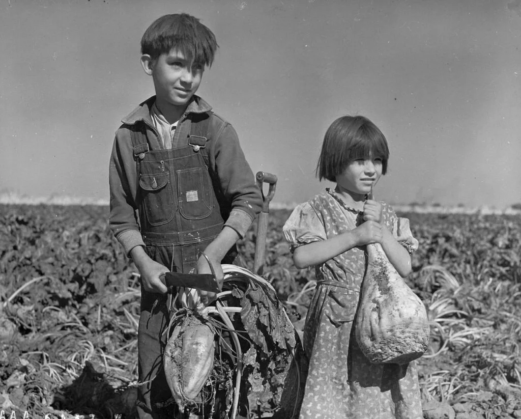 Twee kinderen werken op het land - Nebraska, 1940