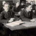 Nederlandse leerling-vliegers krijgen medio 1941 theorieles op een vliegschool. Op de voorste rij v.l.n.r. Kees van Eendenburg, Jan Flinterman en Eugène van der Togt. (NIMH)