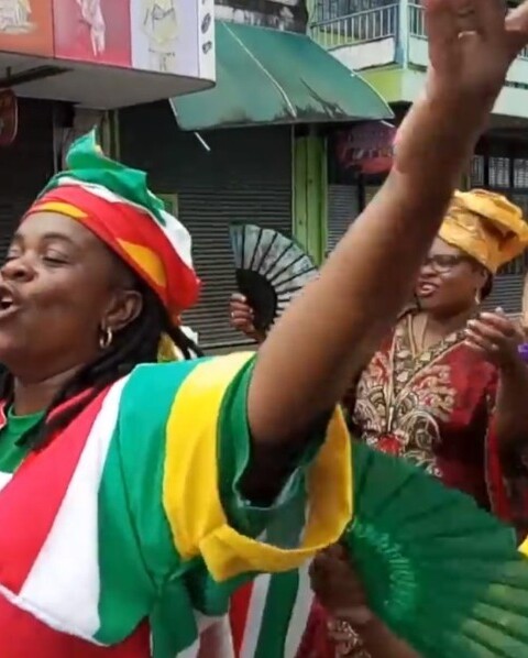 Optocht tijdens Ketikoti in Suriname, 2018 (CC BY 3.0 - starnieuws - wiki)