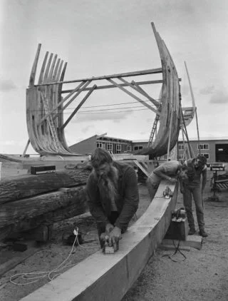 Scheepsbouwer Willem Vos tijdens de bouw van de Batavia, augustus 1986 (CC0 - Roland Gerrits / Anefo - wiki)