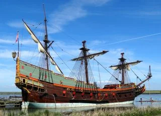 Replica van spiegelretourschip Batavia voor de Bataviawerf (CC0 - Gouwenaar - wiki)