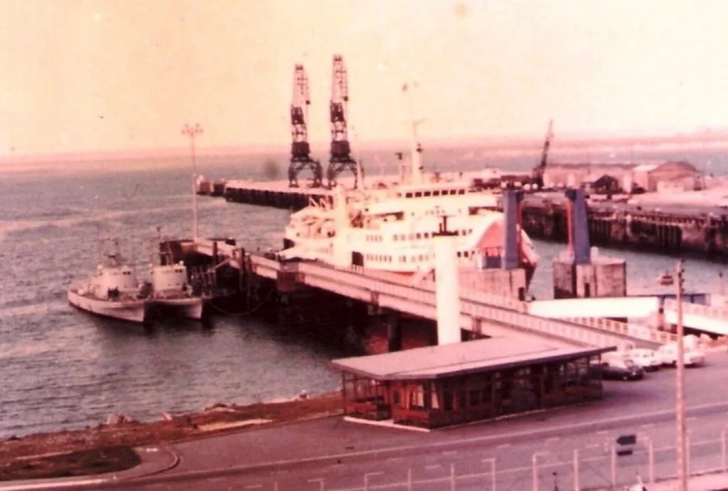 Ferryterminal in Cherbourg waarvandaan de schepen vertrokken, mei 1969 (CC BY 2.5 - Israel Defense Forces - wiki)