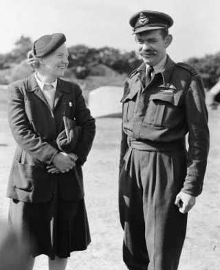 Kees van Eendenburg en prinses Juliana, 1944 (CC0 - Anefo - wiki)