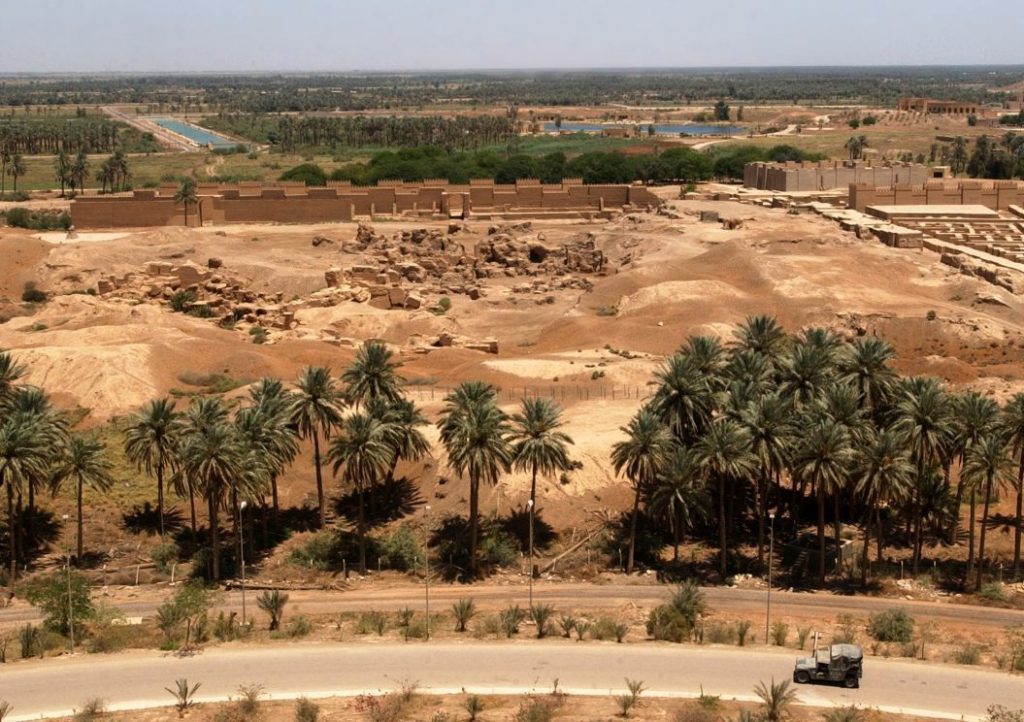 Ruïnes van Babylon, gezien vanaf het zomerpaleis dat Saddam Hoessein bij de stad liet bouwen (Publiek Domein - US Navy)
