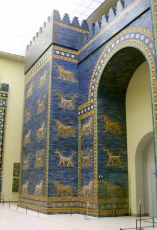 Het voorste deel van de Isjtarpoort in het Pergamonmuseum in Berlijn. (Publiek Domein - wiki)
