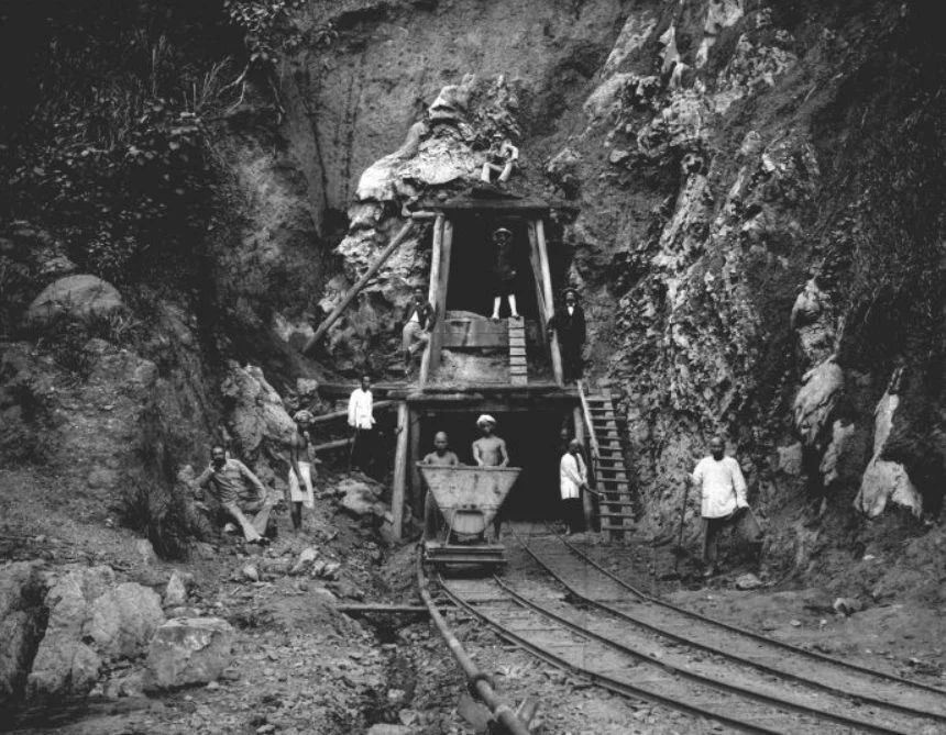 Tunnelbouw bij de steenkolenmijnen (CC BY-SA 3.0 - Tropenmuseum - wiki)