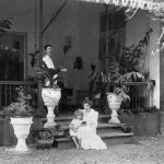 Gezin in voormalig Nederlands-Indië - Tjimahi, West-Java, 1902 (CC BY-SA 3.0 - Tropenmuseum - wiki)