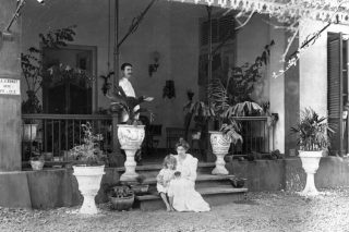 Gezin in voormalig Nederlands-Indië - Tjimahi, West-Java, 1902 (CC BY-SA 3.0 - Tropenmuseum - wiki)