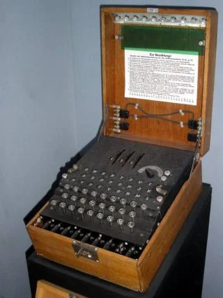 Enigma-codeermachine in het Imperial War Museum in Londen (Publiek Domein - wiki)