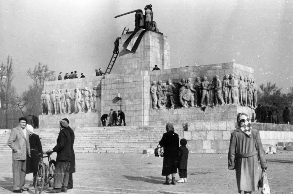 Demonstranten bevestigen een Hongaarse vlag op de plek van een ontmanteld Stalin-beeld, 1956 (CC BY-SA 3.0 - Fortepan - wiki)