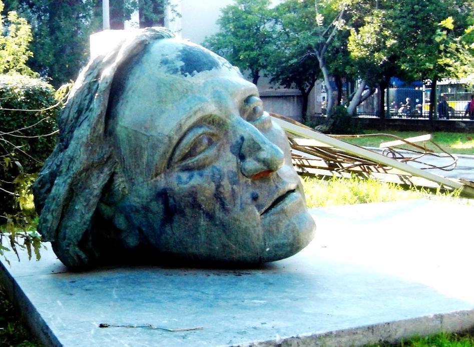 Monument ter herinnering aan de opstand aan de Polytechnische Universiteit in Athene van 1973 (CC BY 3.0 - Zimina - wiki)