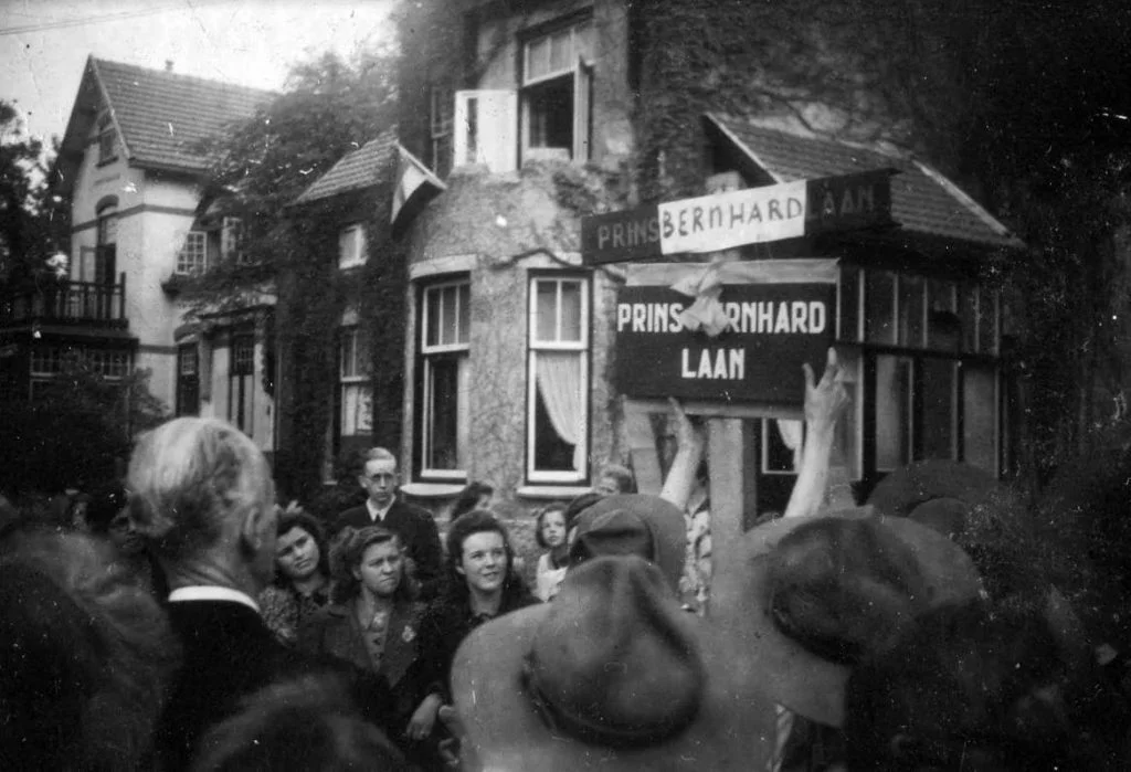 Verhangen van de bordjes op de Prins Bernhardlaan (Foto-archief Gerard van Walbeek, via Bernard Schut)