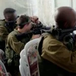 De methode ‘Onbestorven Weduwe’ werd ontwikkeld om gewapende Palestijnen een open veld in te lokken en hen daarna vanuit een schuilplaats te beschieten. (Ronen Bergman)