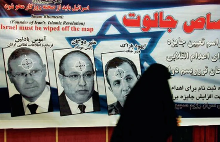 ‘Israël moet van de kaart worden geveegd’: propagandaposter op straat in Teheran met als schietschijf het hoofd van AMAN Amos Yadlin, Mossaddirecteur Dagan en minister van Defensie Barak.