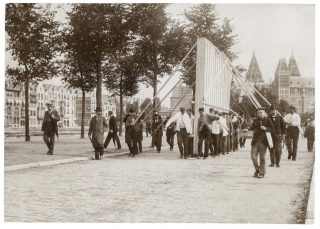 Anoniem, Transport van de Nachtwacht over het Museumplein, daglichtcollodiumzilverdruk, 1898, archief Hofstede de Groot. Bron: RKD - Nederlands Instituut voor Kunstgeschiedenis.