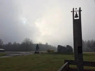 Obelisk op de herdenkingsplaats (Foto: Michiel van Herpen)