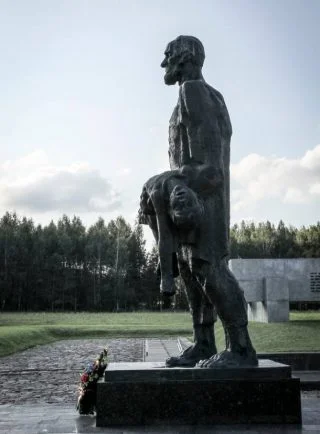 Monument ter nagedachtenis aan het bloedbad van Chatyn (CC BY-SA 3.0 - Joakim Berndes - wiki)