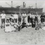 Schoolkinderen poseren voor de Sirenes (Historische Vereniging Callantsoog)