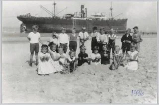 Schoolkinderen poseren voor de Sirenes (Historische Vereniging Callantsoog)