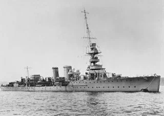 De Britse lichte kruiser HMS Calypso liep tijdens de Tweede slag bij Helgoland aanzienlijke schade op (Publiek Domein - wiki)