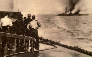Slag bij Helgoland (1914) - Het brandend wrak van de SMS Mainz zinkt (Publiek Domein - wiki)