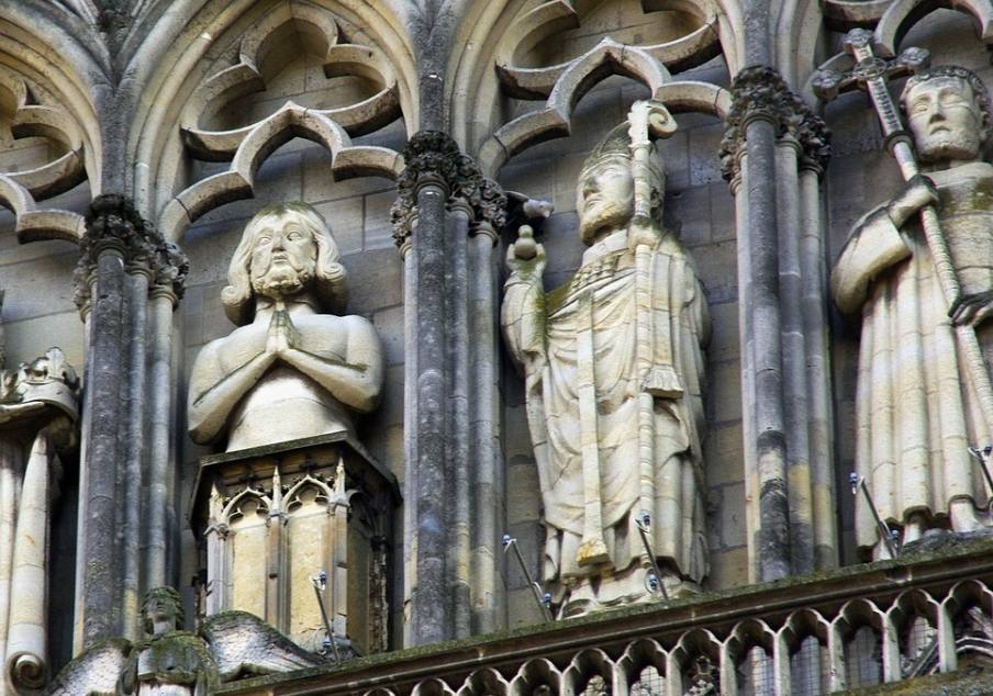 De hele santenkraam - Beelden van verschillende heiligen op de Notre Dame in Parijs (CC0 - Pixabay - DEZALB)