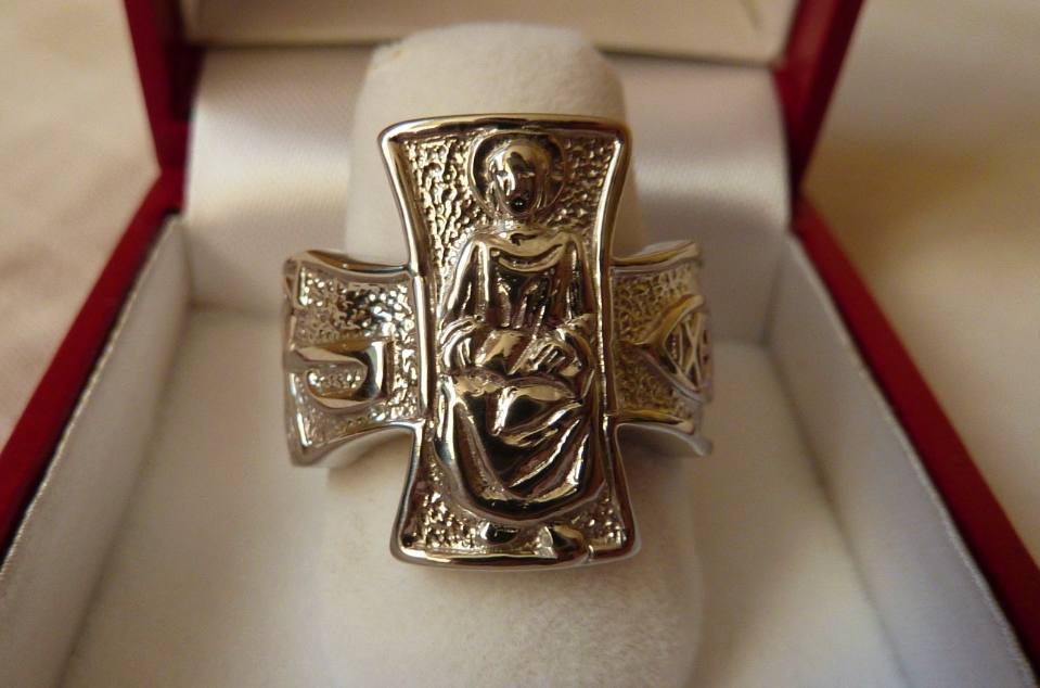Ring geïnspireerd op de vissersring van paus Johannes Paulus II (CC0 - Paulparis2010 - wiki)