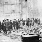 Inwoners van Londen, 'gewoon' op weg naar hun werk na een verwoestend bombardement. (Publiek Domein - wiki)