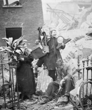 Vrouwen halen bezittingen uit hun door een bombardement verwoeste woning, 1940 (Publiek Domein - wiki)