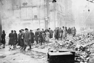 Inwoners van Londen, 'gewoon' op weg naar hun werk na een verwoestend bombardement. (Publiek Domein - wiki)