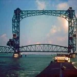 Een binnenvaartschip passeert Barendrechtse brug 1965 (Afb: auteur)