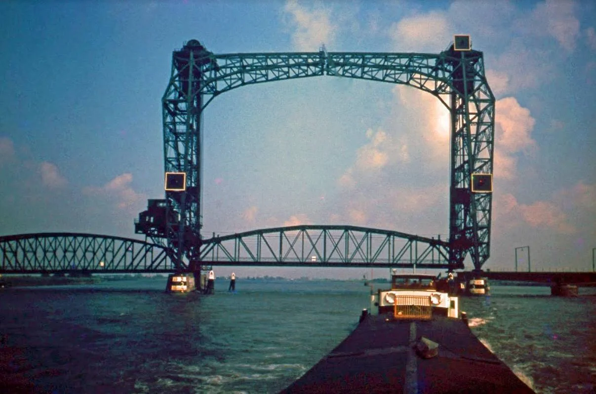 Een binnenvaartschip passeert Barendrechtse brug 1965 (Afb: auteur)