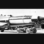 V2-raket op een Meilerwagen, de vrachtwagen die de Duitsers gebruikten om de raketten naar de lanceerlocaties te brengen. (Publiek Domein - wiki)