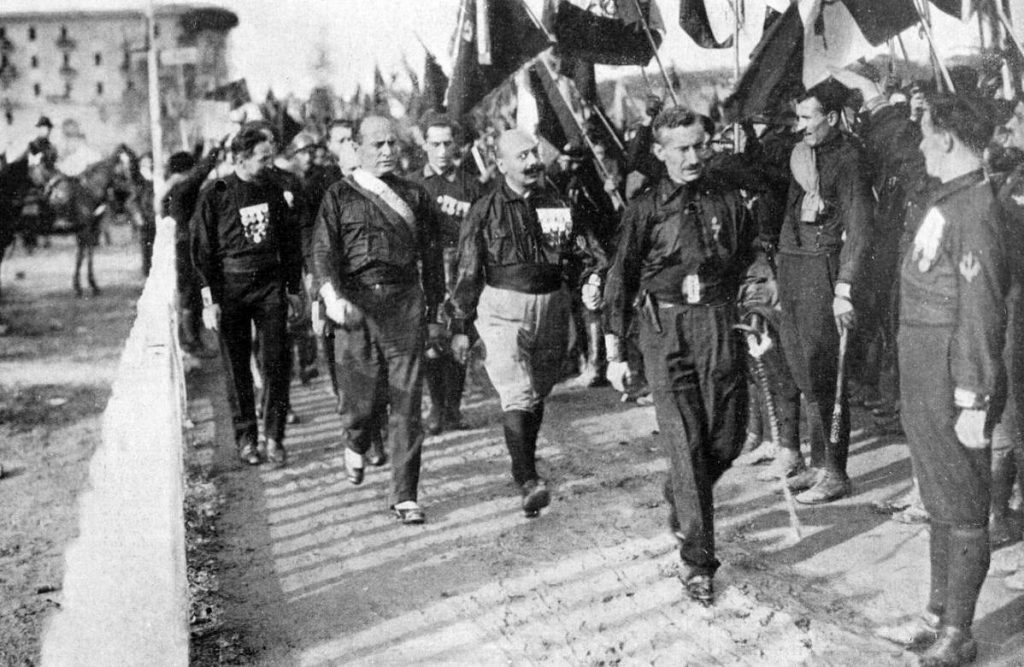 Mussolini en zwarthemden tijdens de Mars op Rome (Publiek Domein - Wiki)