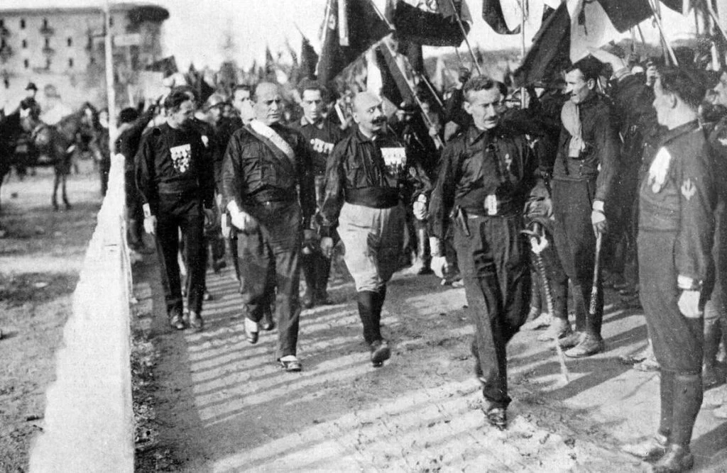 Mussolini en zwarthemden tijdens de Mars op Rome (Publiek Domein - Wiki)