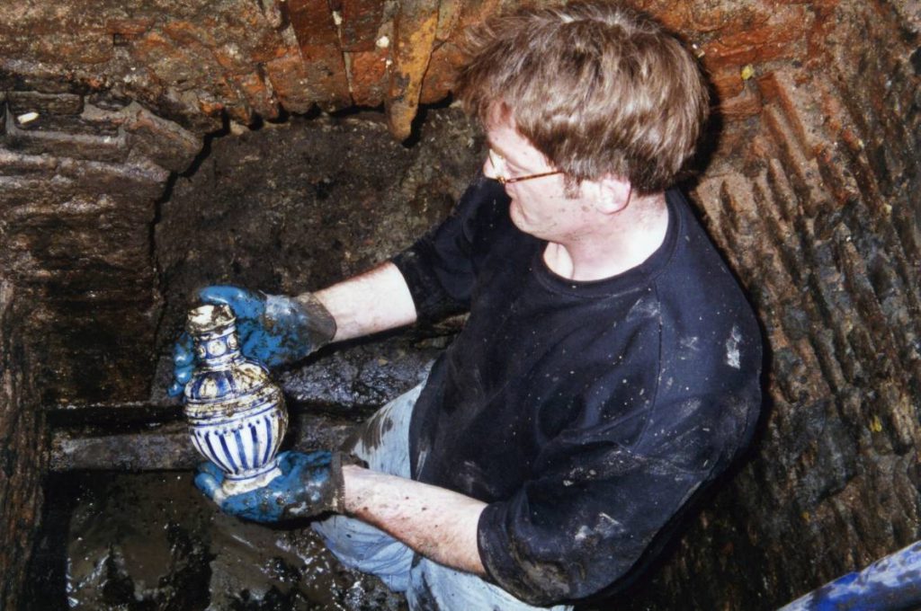 Archeoloog in de beerput bij het Rembrandthuis, 1997 (Foto: Rembrandthuis)