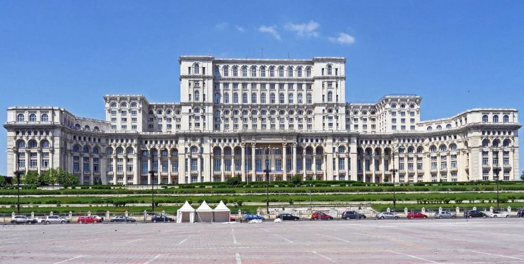 Het paleis van Nicolae Ceaușescu, het grootste gebouw van Europa. (CC0 - hpgruesen - wiki)