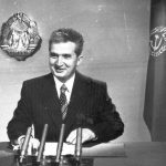 Ceaușescu geeft een oudejaarsavondboodschap op radio en televisie, 1978 (Foto: Romanian Communism Online Photo Collection - wiki)